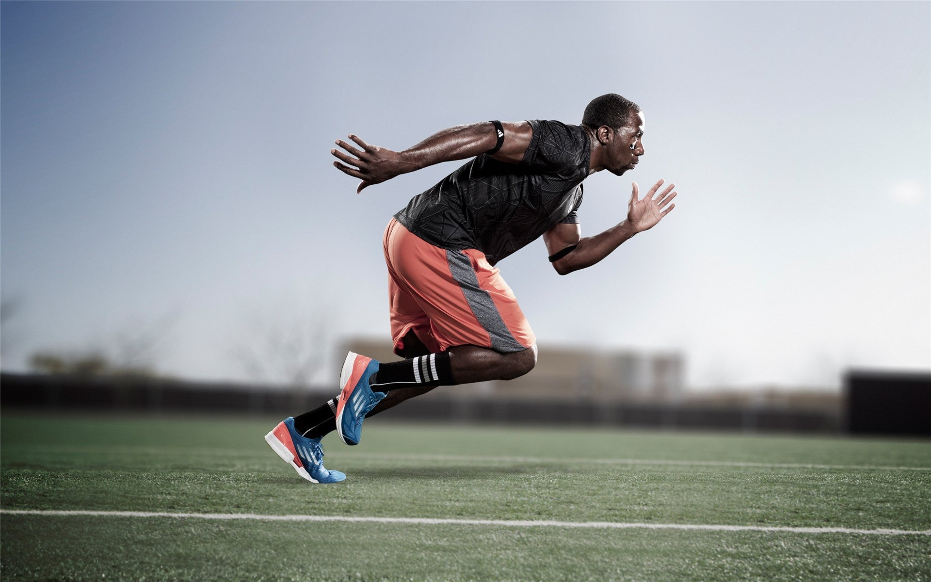 开云体育入口-街道是赛道，也是战场，当F1引擎在阿尔及利亚的呐喊中轰鸣