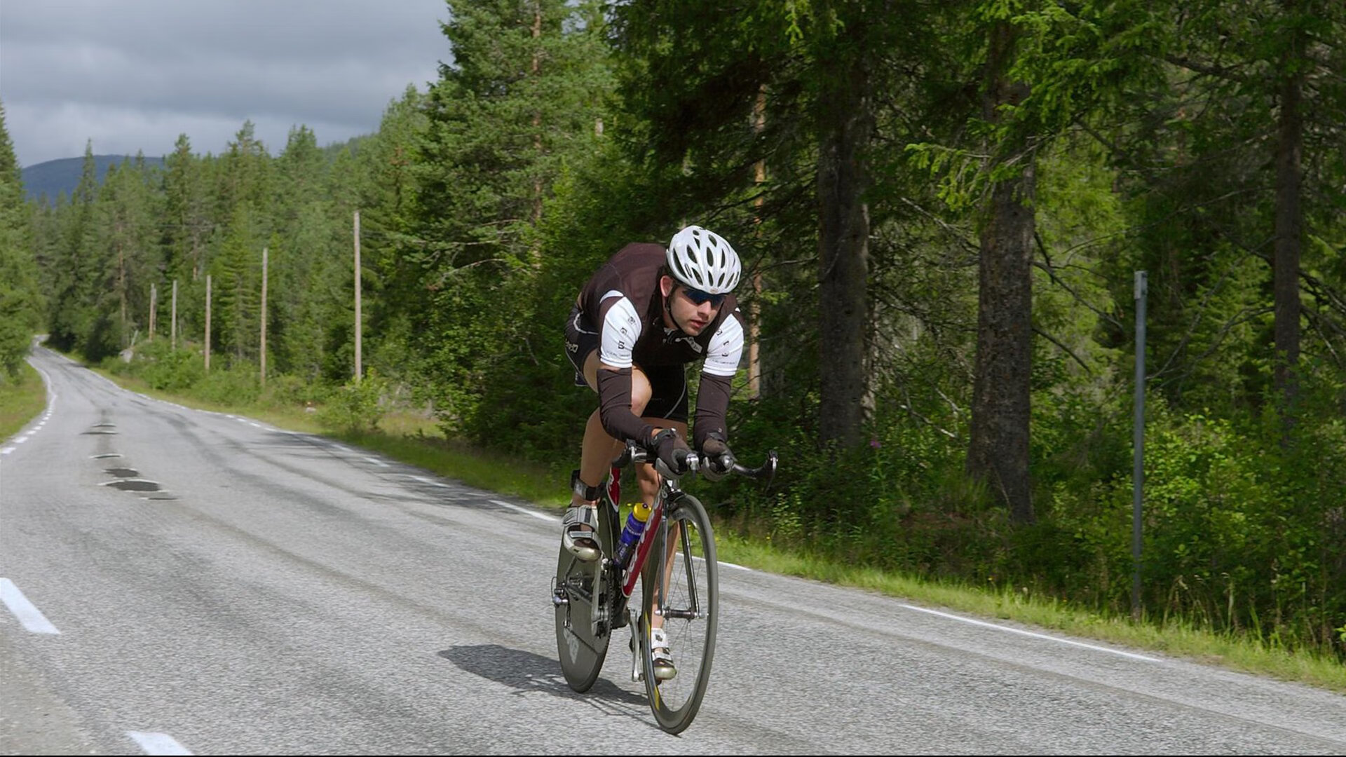 开云体育在线-新疆队全面压制独行侠，霍勒迪在F1年度争冠接管比赛，跨界统治力启示录